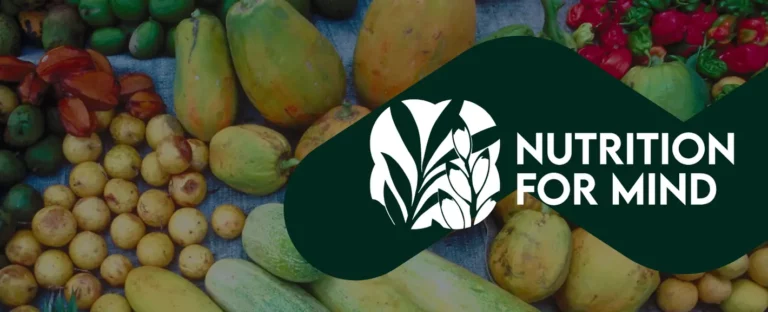 Fruits et légumes tropicaux avec le logo de Nutrition For Mind Fleurs et feuilles d'atoumo